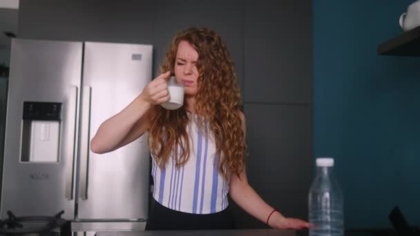 Kobieta Pije Przeterminowane Mleko Cierpi Silny Ból Brzucha Stojąc Kuchni — Wideo stockowe