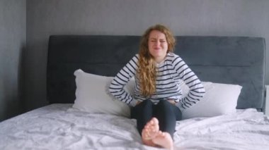 Kafkasyalı kadın ağır karın ağrısı çekiyor. Uyandıktan sonra yatakta kendini çok hasta hissediyor. Genç yetişkin kadın aybaşı sancısı çekiyor. Mesane ağrısı çeken bir kız.