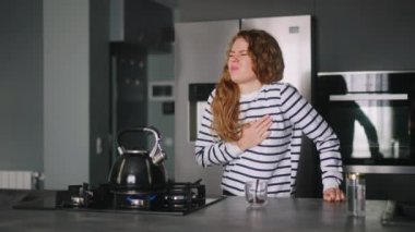 Beyaz bir kadın dairesinde yerleri süpürürken kalp krizi geçirmiş. Yetişkin kadın elektrikli süpürge halısı göğsünde ağrı hissediyor. Ev hanımı odadaki pisliği temizler. Kalbinde acı hisseder.