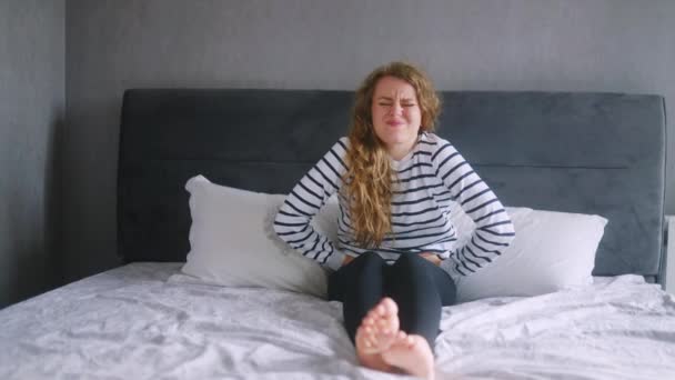 Mujer Caucásica Que Sufre Dolor Estómago Severo Sentado Cama Dormitorio — Vídeos de Stock