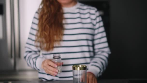 Primer Plano Imágenes Una Mujer Joven Tomando Pastillas Con Vaso — Vídeo de stock