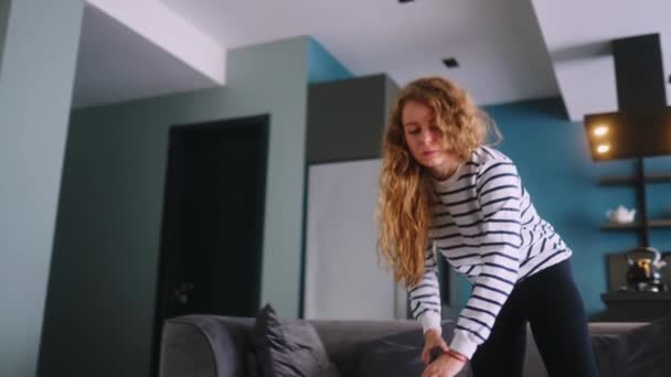 Mujer Caucásica Tiene Ataque Corazón Que Aspira Piso Apartamento Alfombra — Vídeos de Stock
