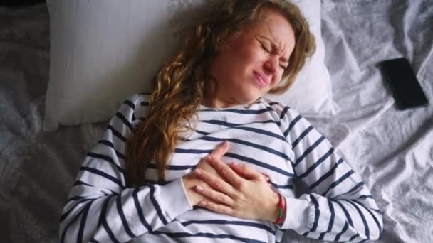 Mulher Caucasiana Que Sofre Dor Coração Sentada Cama Quarto Depois — Vídeo de Stock