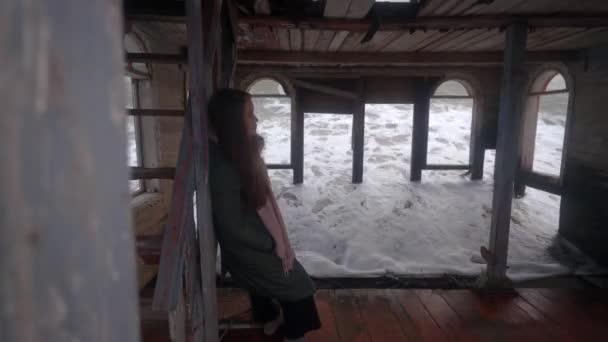 Eski Model Terk Edilmiş Bir Odasında Kumlu Sahilde Gelgit Suyunda — Stok video