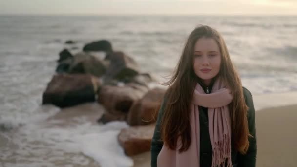 Красивая Девушка Закрывает Глаза Мечтая Морском Берегу Женщина Полная Чудес — стоковое видео