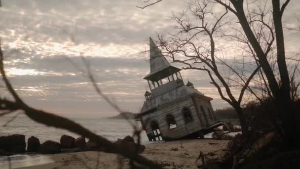 Žena Kráčející Starému Zatopenému Dřevěnému Domku Nebo Kapli Omývanému Mořskými — Stock video