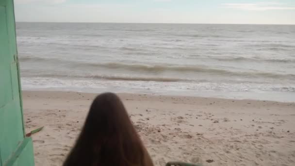 Triste Mujer Étnica Mixta Pensativa Bajando Las Escaleras Playa Arena — Vídeos de Stock