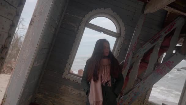 Змішані Етнічні Жінки Позують Старовинному Покинутому Рихітному Будинку Потопає Воді — стокове відео