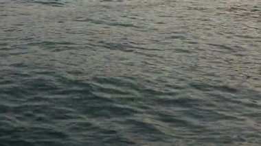 Sığ su yüzeyi dokusu döngüsü. Rahatsız deniz suyu yüzeyine yavaş çekimde yaklaşın. Deniz yüzeyi yavaş çekimde kapanır. Kuzey Denizi sakin dokuları. Günbatımı deniz manzarası, fırtınadan sonra deniz..