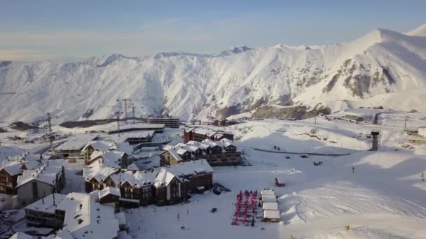 Arka Planda Kış Gündoğumunda Karlı Dağ Sırtı Olan Kayak Merkezi — Stok video