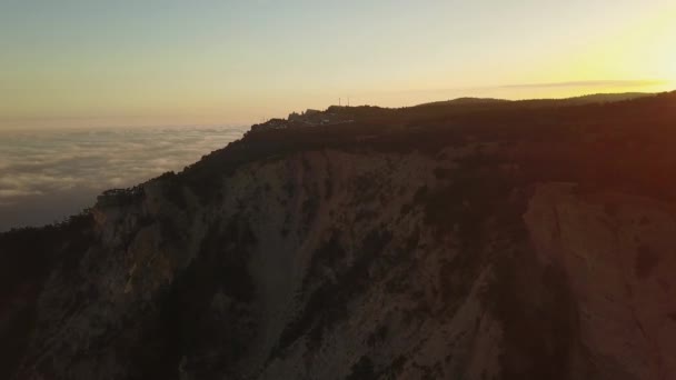 在雾天拍摄岩石山的电影 日落时喀尔巴阡山脉云岩的空中轨道拍摄 空中俯冲着厚厚的云彩 笼罩在阳光下的山谷里 — 图库视频影像