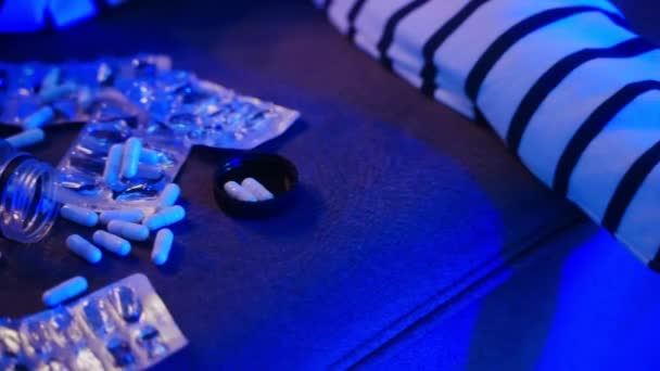 Femme Commis Suicide Par Overdose Drogue Trouve Sur Canapé Maison — Video