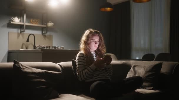 Mujer Desplazándose Teléfono Inteligente Navegar Por Web Sentarse Sofá Elegante — Vídeos de Stock