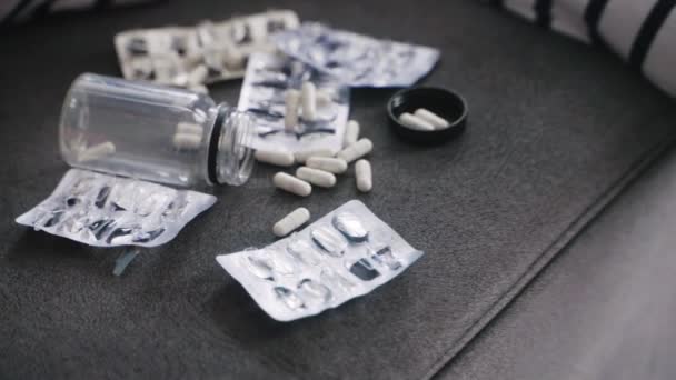 Een Vrouw Pleegde Zelfmoord Door Een Overdosis Drugs Ligt Thuis — Stockvideo