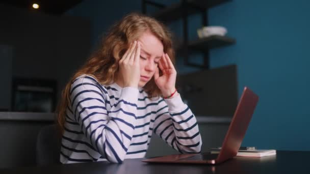 Przepracowana Kobieta Pracuje Laptopem Domu Masując Świątynie Cierpiące Ból Głowy — Wideo stockowe