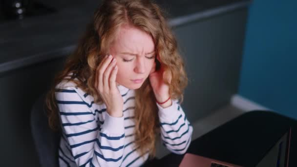 스트레스를 여자는 집에서 노트북으로 일하고 통으로 고통받는 사원을 마사지하고 잔으로 — 비디오
