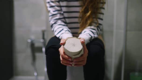トイレに座って下痢や腹痛に悩まされる女体の低部 女性は痔の杭のためにポップアップできません 彼女の手にトイレ紙を保持し 振る訓練された女の子 — ストック動画