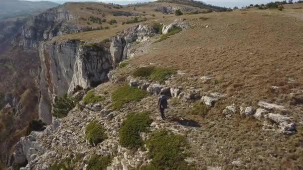 Αεροφωτογραφία Του Άνδρα Εξερευνητή Περπατώντας Προς Την Άκρη Ενός Βουνού — Αρχείο Βίντεο
