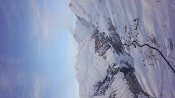 Vzduch Zasněženého Pohoří Zimního Východu Slunce Lyžařském Středisku Dron Nad — Stock video