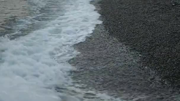 Schitterend Uitzicht Zee Golven Vloeien Breken Rotsachtige Kustlijn Oceaangolven Die — Stockvideo