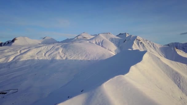 Εναέρια Χιονισμένες Πλαγιές Βουνών Γεμάτες Σκόνη Για Freeride Στο Χιονοδρομικό — Αρχείο Βίντεο