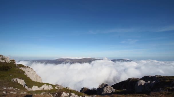 Wolken Lopen Bergen Panoramisch Uitzicht Van Boven Vloeiende Wolken Onder — Stockvideo