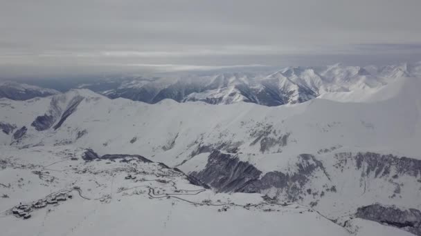 Large Panorama Aérien Crête Montagne Enneigée Lever Soleil Hiver Superbe — Video