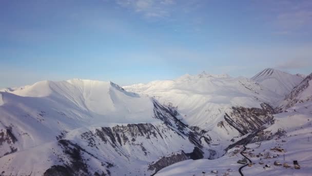 日出时分 滑雪场村雪山山脊的广阔空中全景 日落时 滑雪场上陡峭的山脉上覆盖着雪粉 高加索山脉的最高峰在日落上 — 图库视频影像