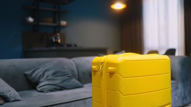 Utazó Fogja Sárga Kerekes Bőröndjét Elmegy Otthonról Taxiba Megy Lány — Stock videók