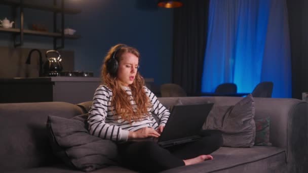 Mujer Con Auriculares Trabaja Con Portátil Desde Casa Disfruta Escuchando — Vídeos de Stock