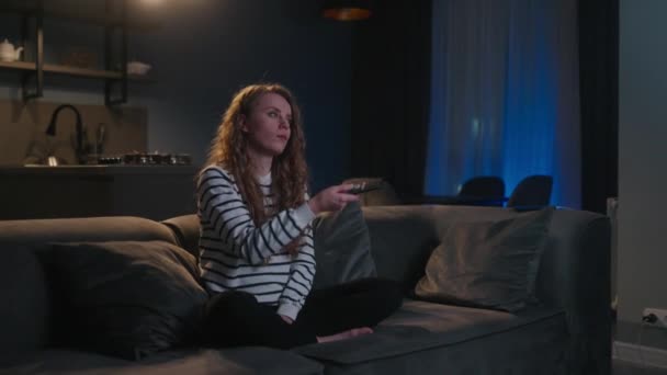 Mulher Encaracolada Loira Bonito Ligando Televisão Navegando Aplicativos Inteligente Escolher — Vídeo de Stock