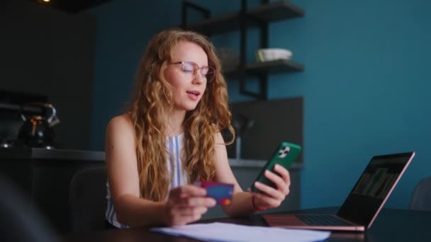 Szczęśliwa Kobieta Dokonuje Zakupu Płatność Aplikacji Fintech Przez Telefon Dziewczyna — Wideo stockowe