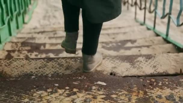 Πόδια Των Γυναικών Κατεβαίνουν Μια Σκουριασμένη Μεταλλική Σκάλα Για Την — Αρχείο Βίντεο