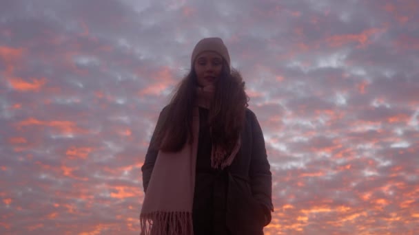 Enigmatisk Kvinna Tittar Kameran Förvandlas Lämnar Till Levande Solnedgång Grumlig — Stockvideo