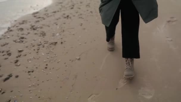 Glad Blandad Etnisk Kvinna Fötter Som Springer Iväg Sandstrand Lekfullt — Stockvideo