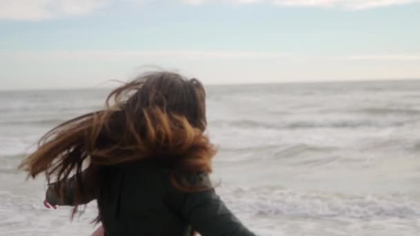 Щаслива Досить Змішана Етнічна Жінка Тікає Піщаному Морському Пляжі Грайливе — стокове відео