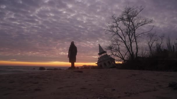 Kız Hasarlı Terk Edilmiş Bir Evi Canlı Pembe Gün Batımında — Stok video