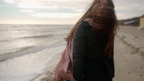 Счастливая Смешанная Этническая Женщина Ходит Поворачивается Песчаном Пляже Игривая Улыбающаяся — стоковое видео