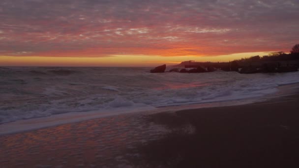 Fantastisk Drömsk Solnedgång Havets Strand Tvättad Vågor Rosa Och Blå — Stockvideo