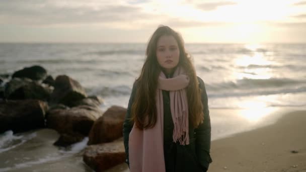 Portret Van Een Verdrietig Meisje Dat Droomt Aan Kust Bedachtzame — Stockvideo