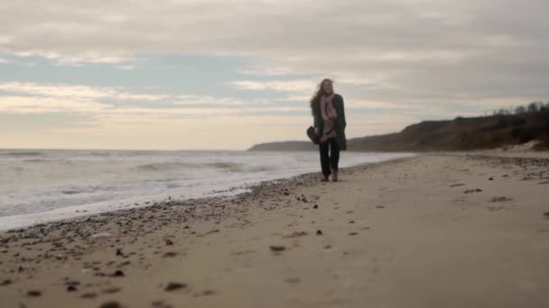 Щаслива Змішана Етнічна Жінка Тікає Піщаному Морському Пляжі Фоні Боке — стокове відео