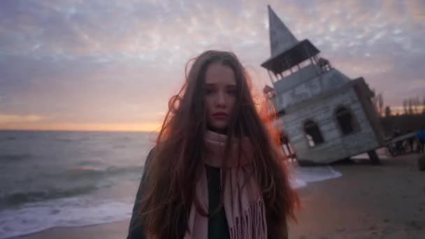 Сумна Змішана Етнічна Жінка Стоїть Пляжі Старим Затопленим Дерев Яним — стокове відео