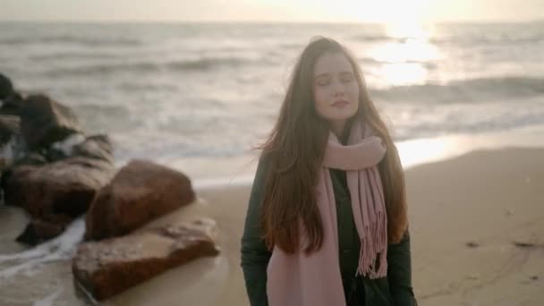 Hübsches Mädchen Mit Geschlossenen Augen Träumend Ufer Des Meeres Frau — Stockvideo