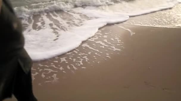 Seitenansicht Von Weiblichen Füßen Stiefeln Die Sandstrand Meereswellen Entlanglaufen Frau — Stockvideo
