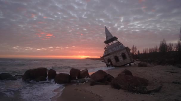 Mystisk Vintage Oversvømmet Hælder Træhus Eller Kapel Vaskes Havets Bølger – Stock-video