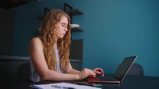 Kameraet Sklir Rundt Kvinnelige Frilansere Skriver Laptop Tastatur Sakte Film – stockvideo