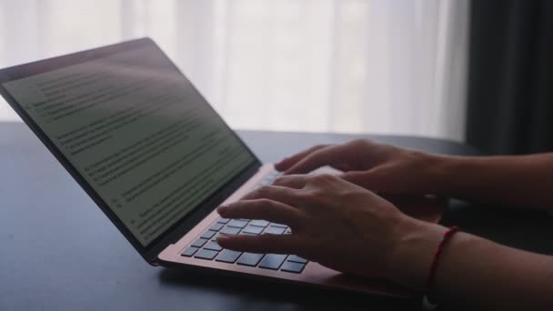 Camera Alunecă Jurul Mâinilor Freelancerilor Sex Feminin Tastând Tastatura Laptopului — Videoclip de stoc