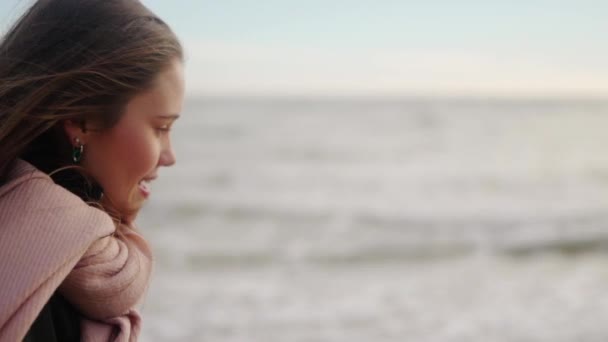 Счастливая Довольно Смешанная Этническая Женщина Убегает Песчаном Морском Пляже Игривая — стоковое видео