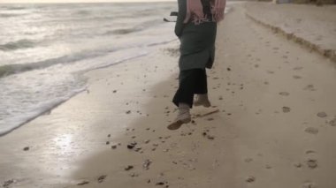 Mutlu karışık etnik kadın kumlu deniz plajında kaçıyor. Neşeli, gülümseyen Asyalı, havadar, rüzgarda savrulan bir kadın. Pov, sahilde eğlenen kızı çekerken beni takip et. Hayalperest sinema 120 fps yavaş çekim.