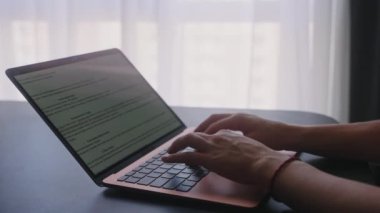 Kameralar kadın serbest çalışanların elleri etrafında kayıyor ve dizüstü bilgisayarda yavaş çekimde klavyeyle yazı yazıyorlar. Ofiste internetle çalışan iş kadını. Evden uzakta çalışan bir kız. Yavaş çekim takip çekimi..